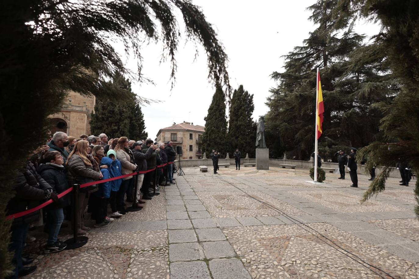 Salamanca regala a la Policía Nacional un solemne izado de bandera por sus 200 años