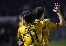 Héctor Nespral celebra el gol que abrió el marcador este sábado