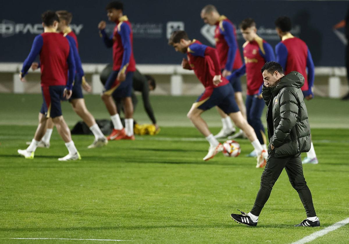 Xavi dirige el entrenamiento del Barça este sábado.