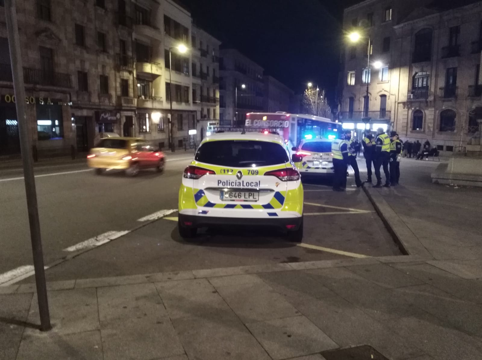 Patrullas de la Policía Local a primera hora de la noche de este sábado.
