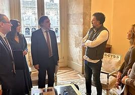 El alcalde, junto a Tom, representante de Unionistas, en una reciente reunión en el Ayuntamiento de Salamanca.