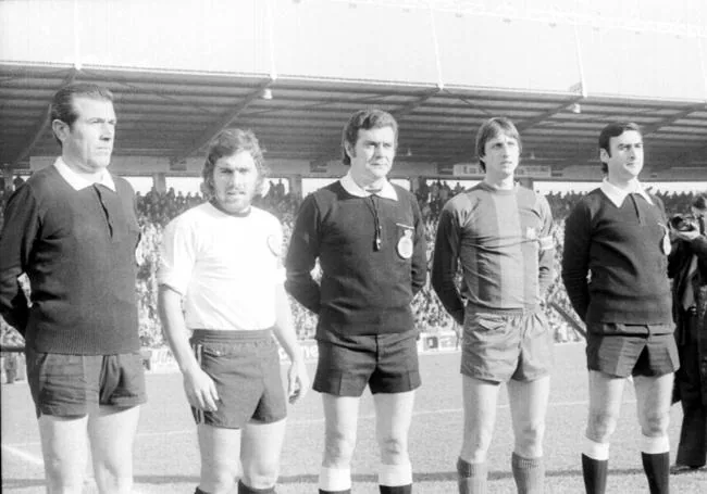 Cruyff en la pose de capitanes y colegiados en el 76 en Salamanca.