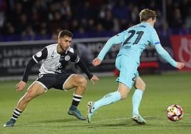 Álvaro Gómez presiona a De Jong.