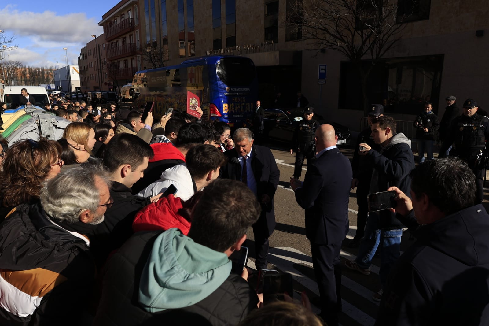 Locura ante la llegada del FC Barcelona en Salamanca