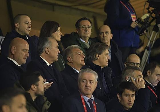 Joan Laporta junto al alcalde de Salamanca, Carlos García Carbayo en el palco
