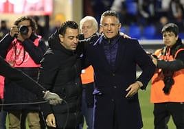 Xavi Hernández y Dani Ponz se saludan antes del inicio del partido.