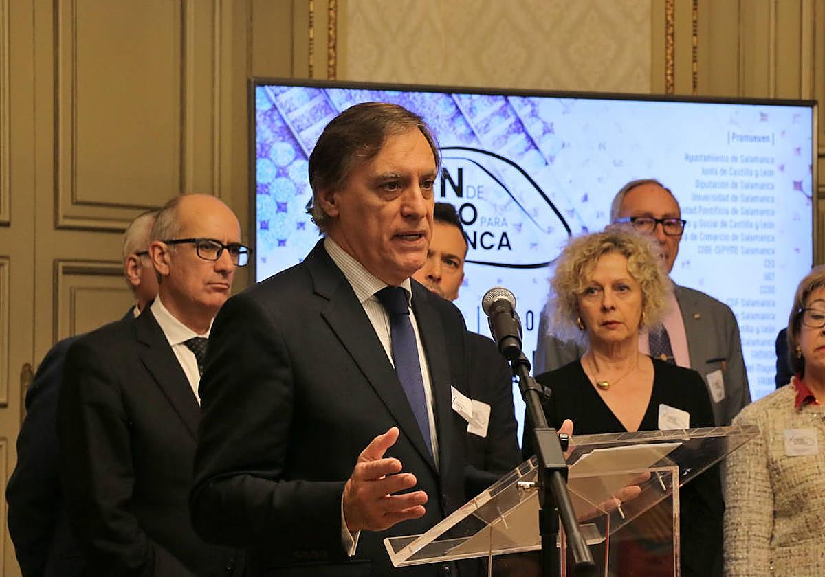 El alcalde durante el acto de presentanción sobre la concentración en defensa del ferrocarril.