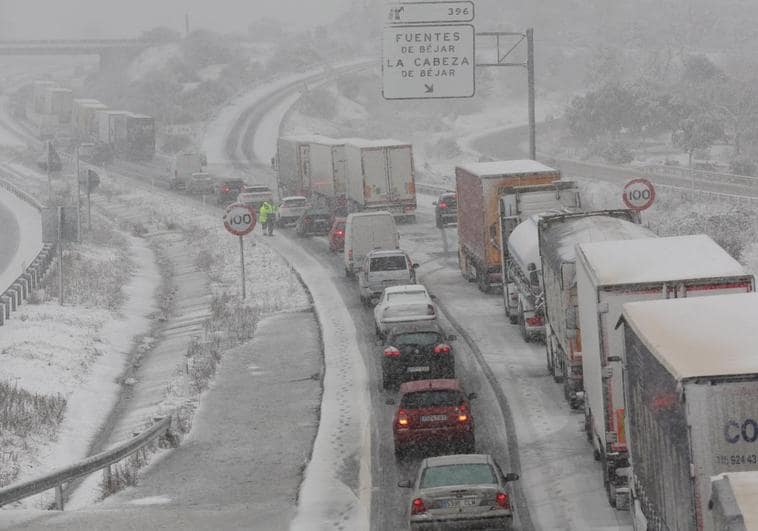 Intensas nevadas en la A-66 a la altura de Guijuelo dificultan el tráfico.
