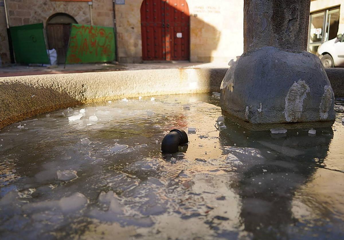 Una fuente salmantina, helada en una imagen de archivo.