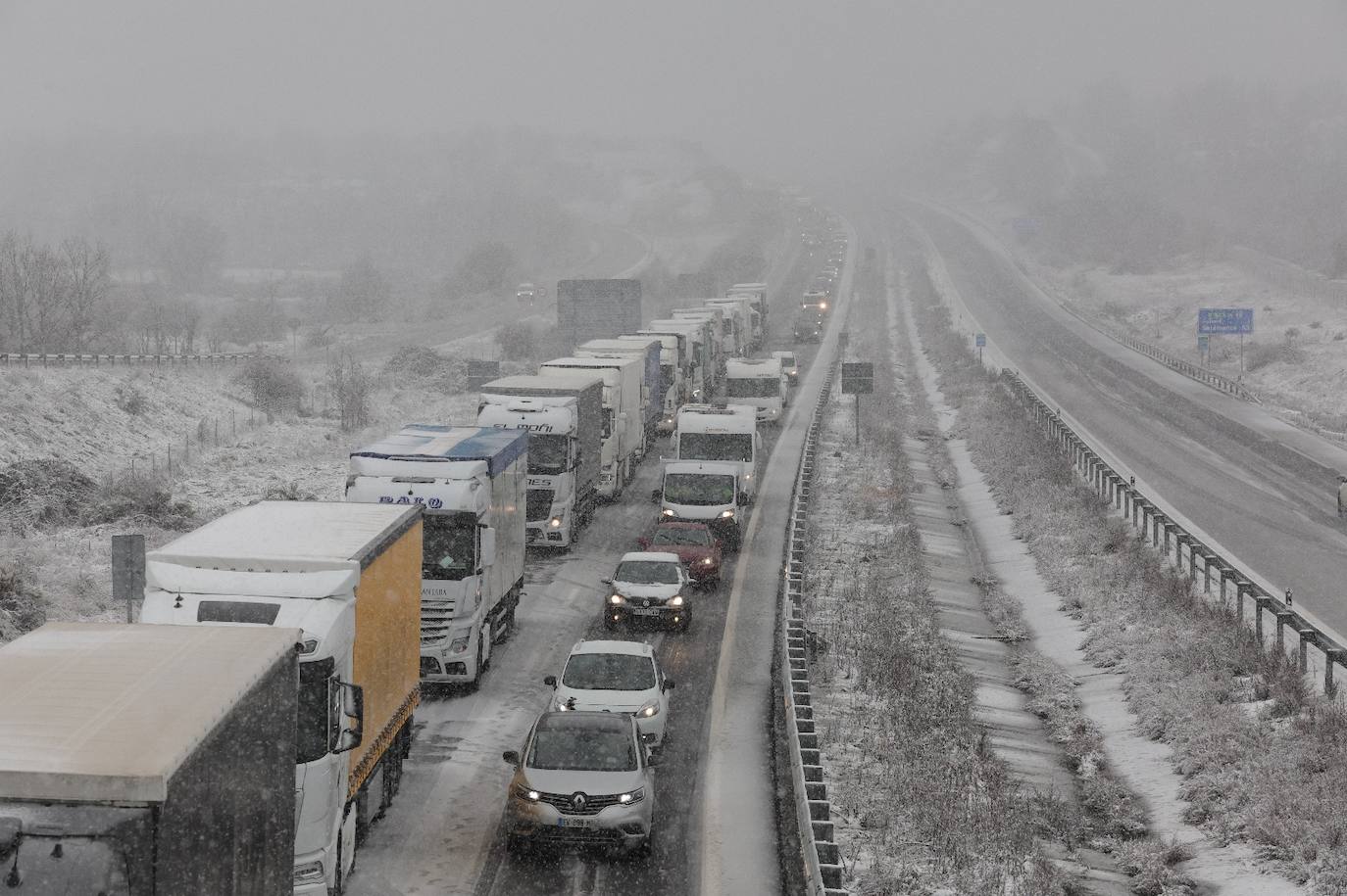 Atrapados varios vehículos en la A-66 por la nieve