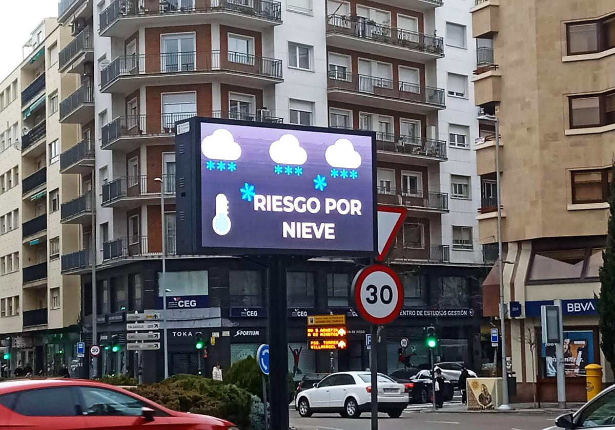 Aviso por riesgo de nieve en un cartel luminoso de Puerta Zamora.