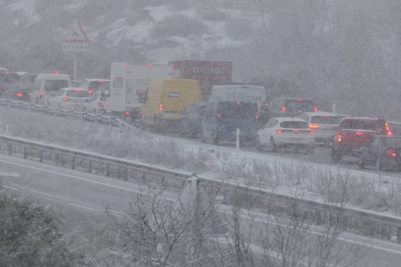 Atrapados varios vehículos en la A-66 por la nieve