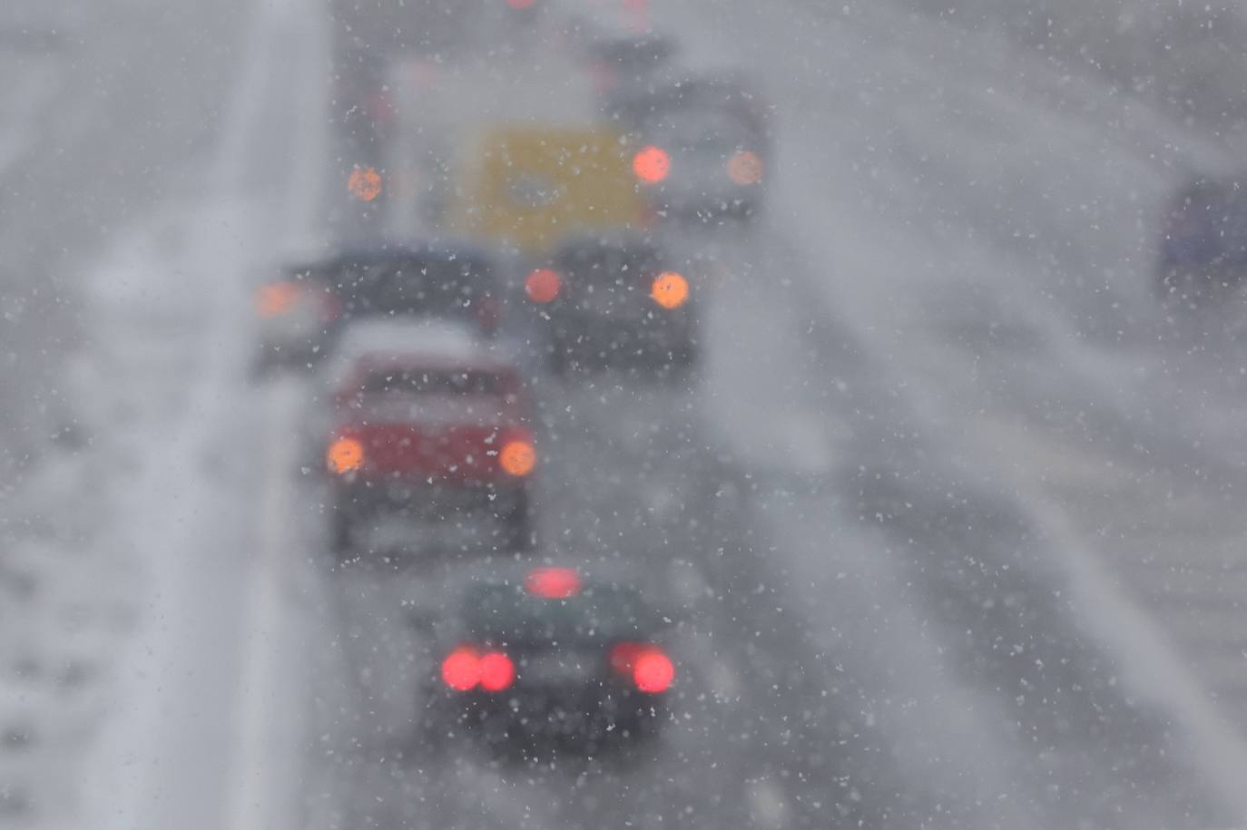 Atrapados varios vehículos en la A-66 por la nieve