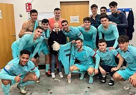 María posa con la plantilla del FC Barcelona en los vestuarios del Reina Sofía.