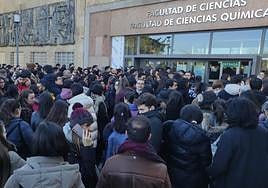 Opositores en la puerta de la facultad de ciencias de la USAL donde se han celebrado los exámenes.