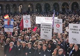 Los asistentes a la manifestación portan pancartas reivindicativas para pedir mejoras en las conexiones ferroviarias.