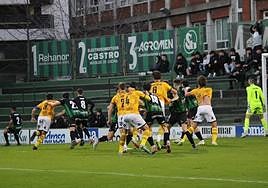Jugada del partido entre Sestao y Unionistas.