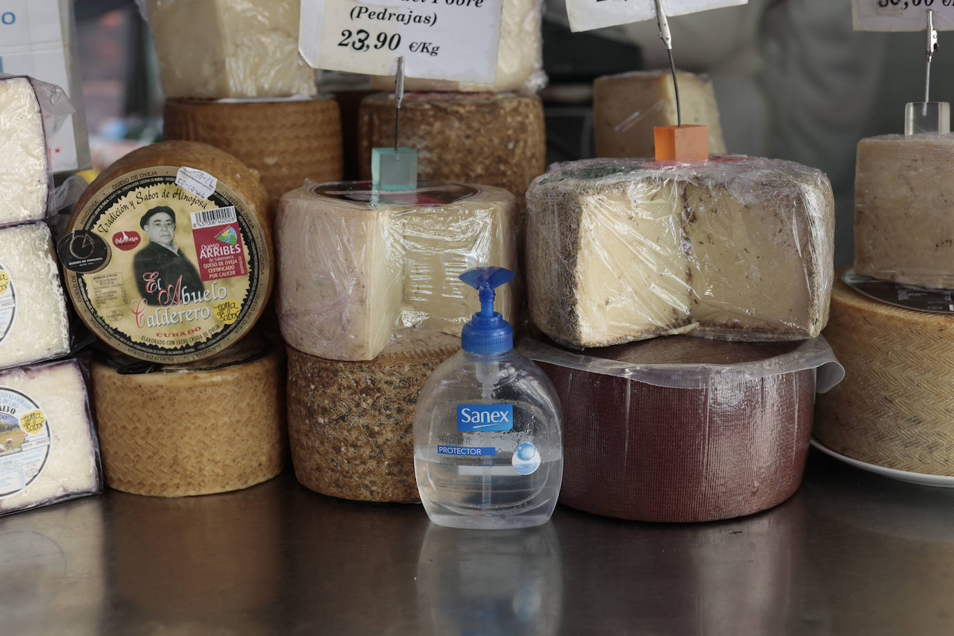 Bote de gel hidroalchólico en un comercio del Mercado Central de Salamanca