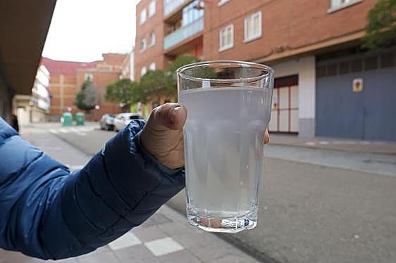 Así salía el agua del grifo hace unos días en Santa Marta.
