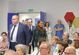 El consejero de Sanidad, Alejandro Vázquez Ramos, asiste a la presentación de la gerente del Complejo Asistencial Universitario de Salamanca, Carmen Rodríguez Pajares.
