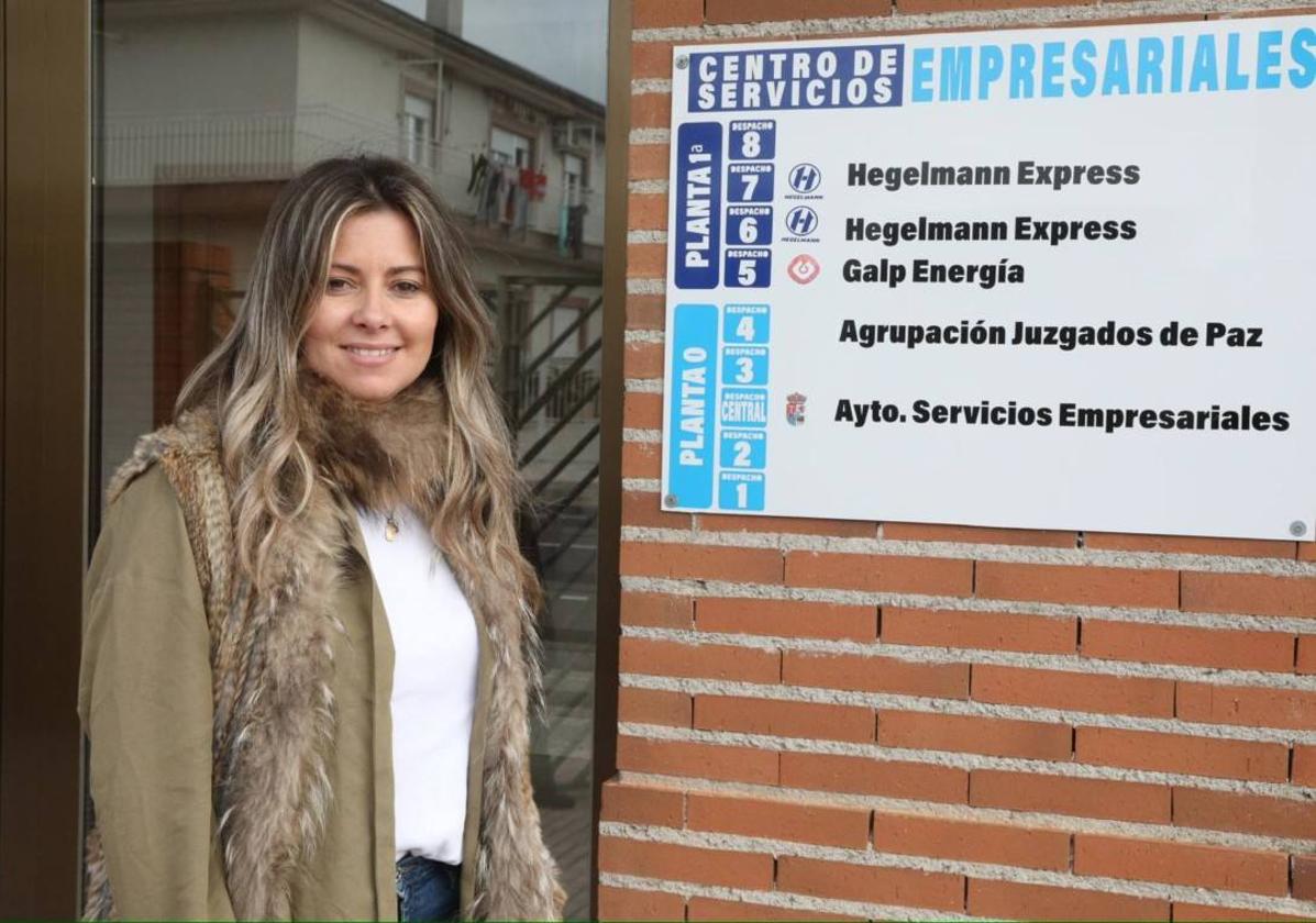 Laura Vicente, alcaldesa de Fuente de Oñoro, ante la nueva Villa Empresarial.