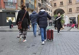 Turistas con maletas se dirigen a la Plaza Mayor, de Salamanca