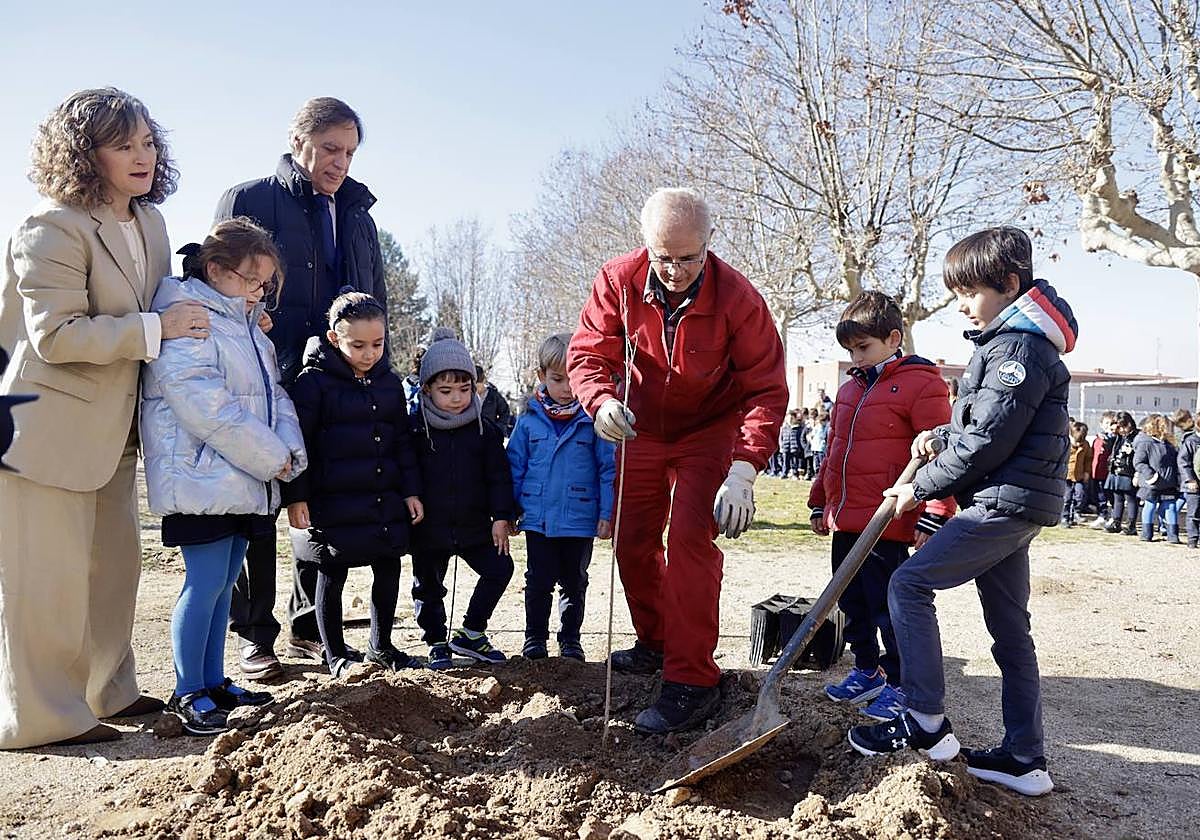 Carlos García Carbayo ha participado hoy en la plantación de árboles frutales en el patio del Colegio Marista Champagna.