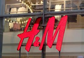 Logo de H&M en una de sus tiendas.