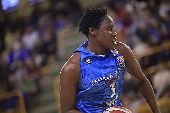 Sika Koné, jugadora de Perfumerías Avenida durante un partido