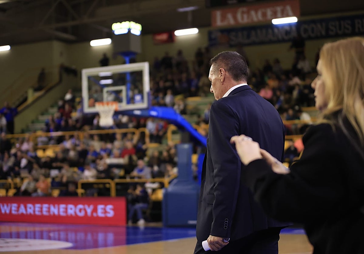 Nacho Martínez, dirigiendo al equipo este sábado