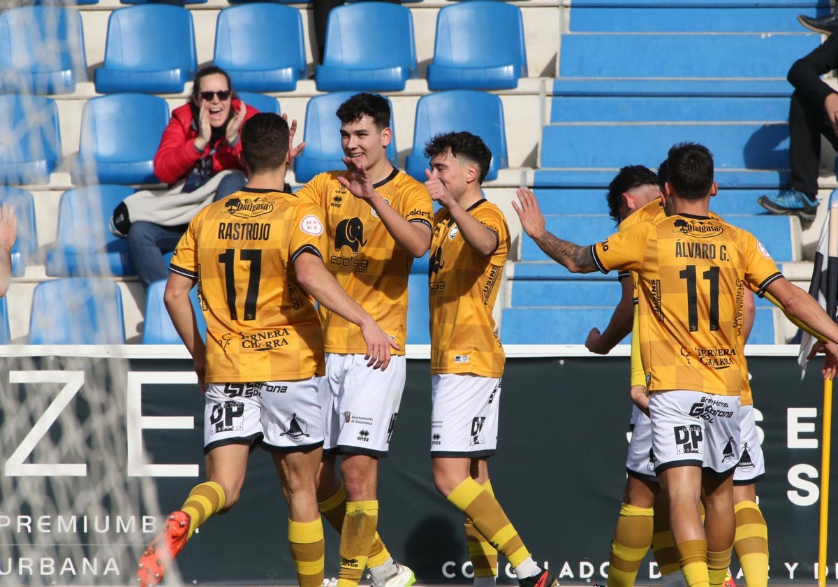 Los jugadores de Unionistas celebran uno de los goles ante el Cornellà