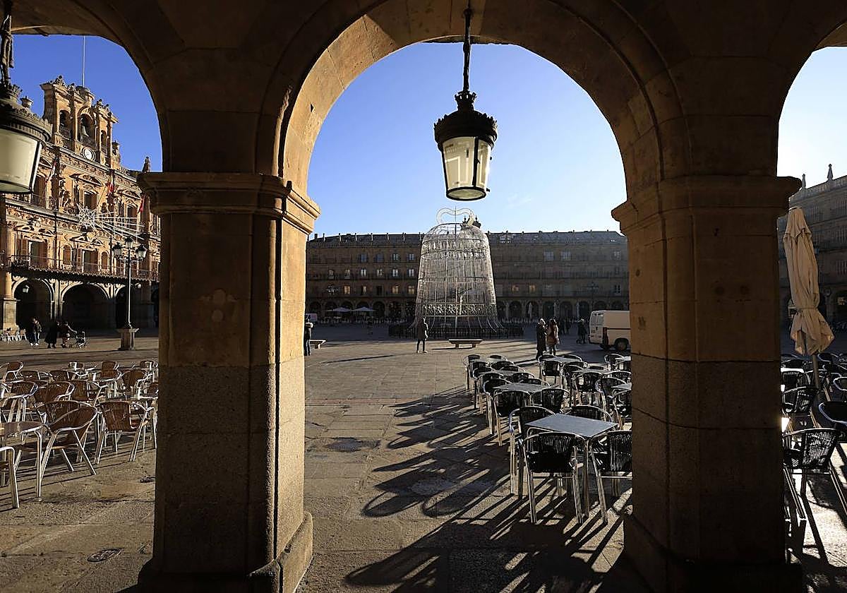 La Plaza Mayor, con la campana decorativa de las últimas navidades.