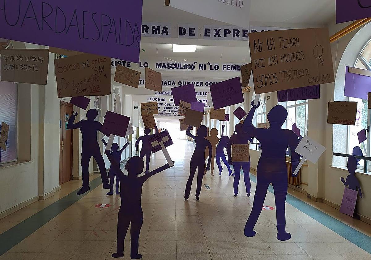 Decoración interior con motivo de un 8M en el instituto salmantino Fernando de Rojas.