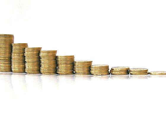 Monedas colocadas por montones de manera descendente.