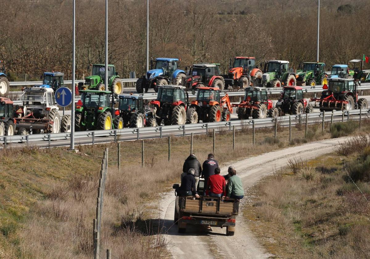 Tractores en la protesta de agricultores lusos en la frontera.
