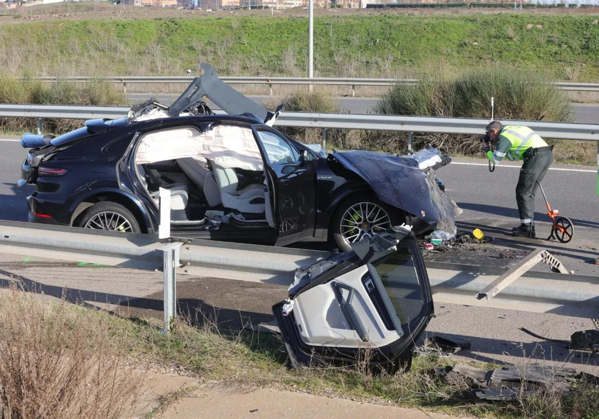 Atrapado en su Porsche tras chocar contra un camión en la autovía en Salamanca