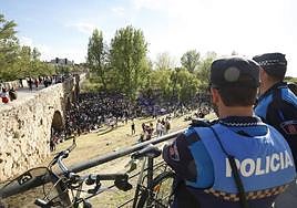 Dos agentes de la Policía Local de Salamanca, en las inmediaciones del puente romano durante un Lunes de Aguas.