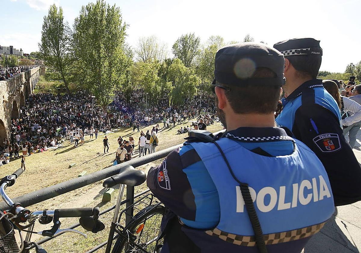 Dos agentes de la Policía Local de Salamanca, en las inmediaciones del puente romano durante un Lunes de Aguas.