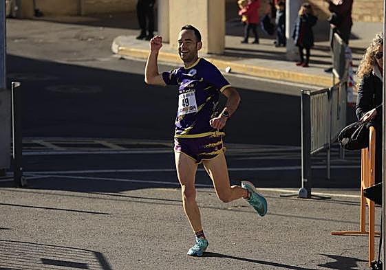 Juan Bueno Losada entra vencedor del quinto cross y campeón de la Liga de Cabrerizos.