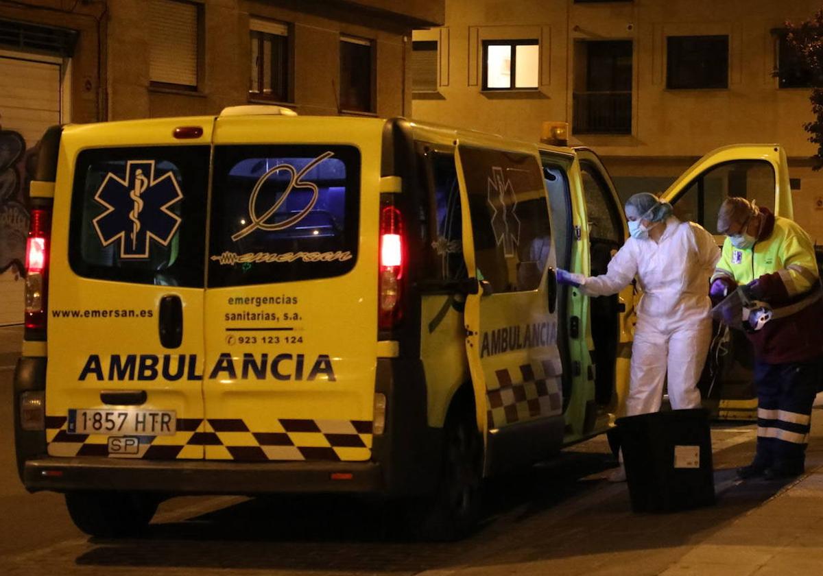 Una ambulancia, de noche, en una imagen de archivo.