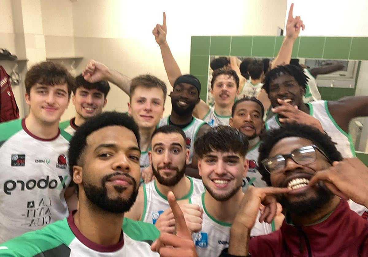 La plantilla del CB Tormes celebra el triunfo.