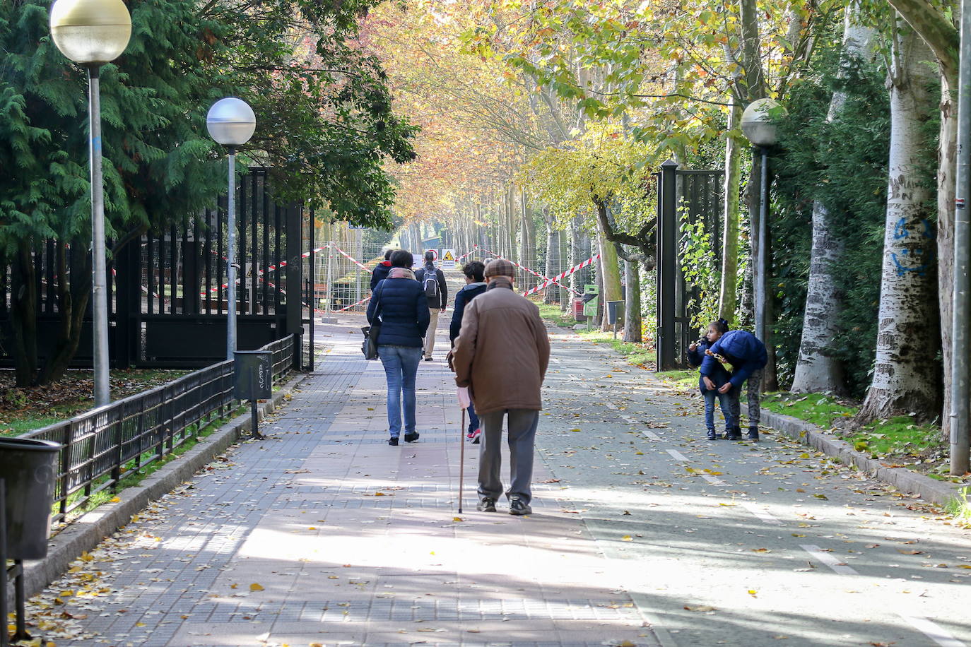 Personas caminando en el Parque de los Jesuitas.