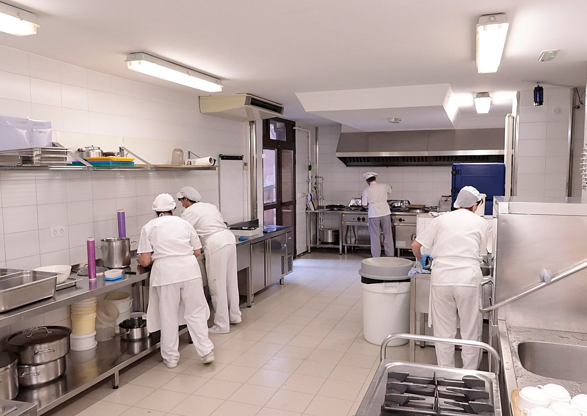 Imagen secundaria 1 - Personal e instalaciones de las instalaciones de AFA-Salamanca en la calle Maragatería