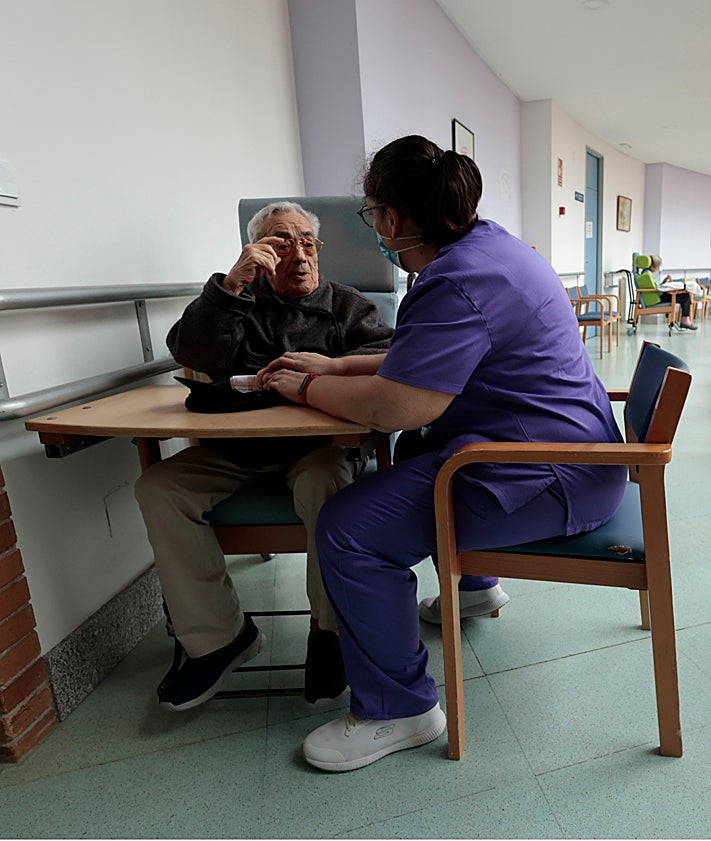 Imagen secundaria 2 - Personal e instalaciones de las instalaciones de AFA-Salamanca en la calle Maragatería