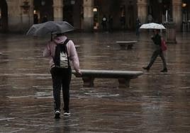 Dos personas pasean por la Plaza Mayor de Salamanca.
