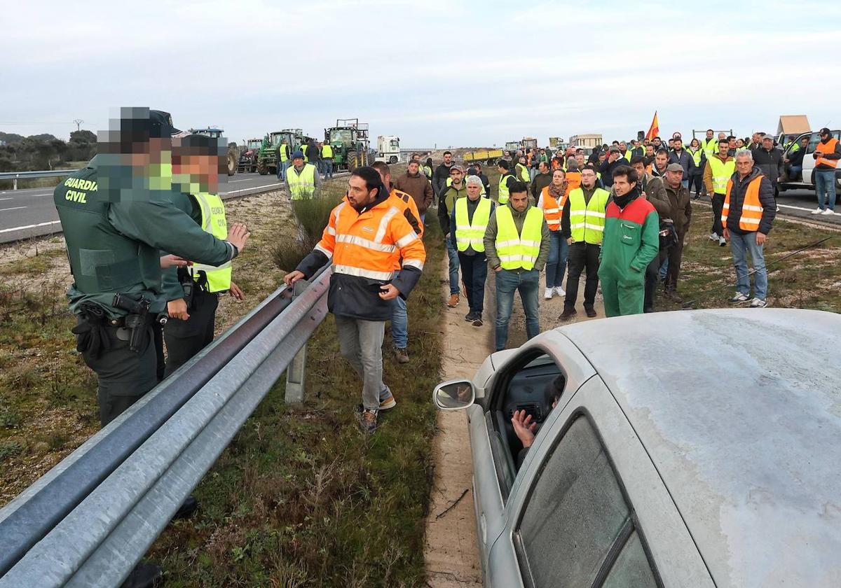 Agricultores y ganaderos cortan la autovía