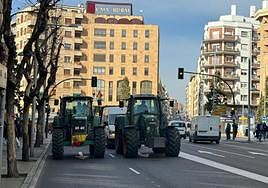 Dos tractores circulan por la avenida de Mirat.