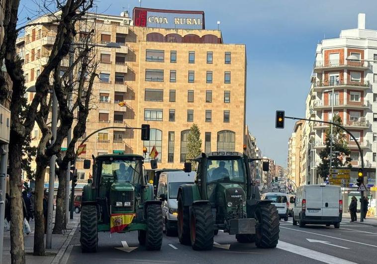 Dos tractores circulan por la avenida de Mirat.