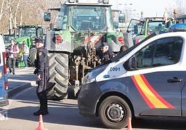 Dos policías nacionales, durante la protesta en Salamanca.