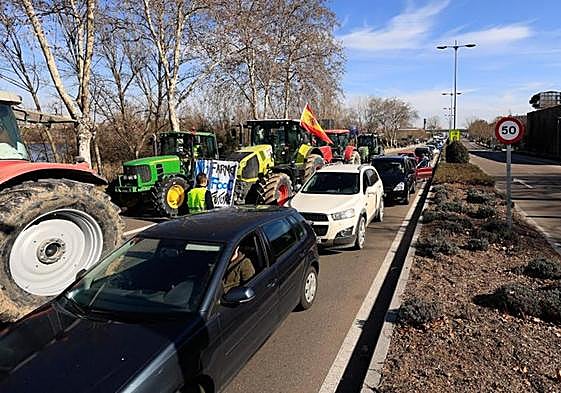 Tractores en un acceso a Salamanca.